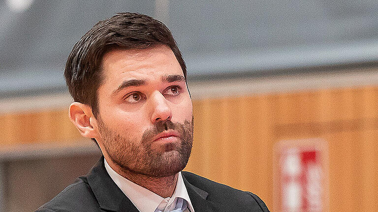 s.Oliver Wuerzburg vs. FRAPORT SKYLINERS, Basketball       -  Deutschland, Wuerzburg, s.Oliver Arena, 17.11.2019, s.Oliver Wuerzburg vs. FRAPORT SKYLINERS, Basketball

Bild: v. l. Headcoach Sebastian Gleim (Fraport Skyliners)