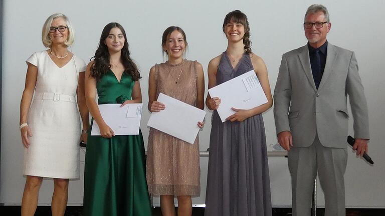 Lara Aumüller, Emilia Rosatti und Larissa Barth haben jeweils ihr Abitur mit 1,0 abgelegt. Darüber freuen sich auch Schulleiterin Maria Eirich (links) und Oberstufenkoordinator Reinhold Hau.