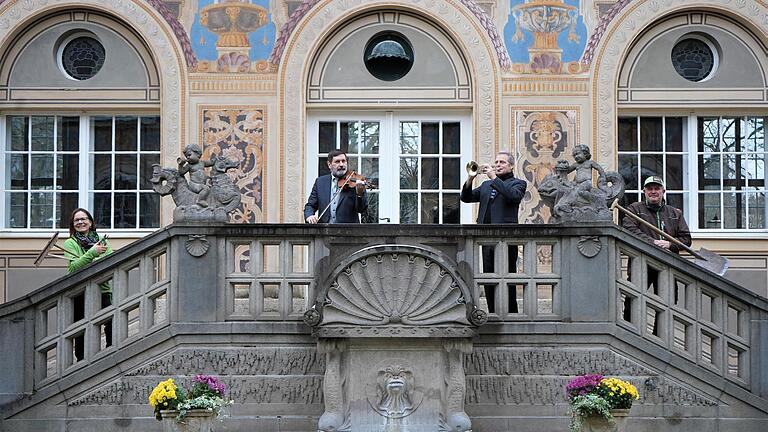 Martine Mangold, Janusch Duda, Reinhold Roth und Wolfgang Hornung (von links) feiern ihre Dienstjubiläen bei der Bayerischen Staatsbad GmbH. Foto: Nina Pereira Santo - Martine Mangold, Janusch Duda, Reinhold Roth und Wolfgang Hornung (von links) feiern ihre Dienstjubiläen bei der Bayerischen Staatsbad GmbH. Foto: Nina Pereira Santo Martine Mangold, Janusch Duda, Reinhold Roth und Wolfgang Hornung (von links) feiern ihre Dienstjubiläen bei der Bayerischen Staatsbad GmbH. Foto: Nina Pereira Santo - Martine Mangold, Janusch Duda, Reinhold Roth und Wolfgang Hornung (von links) feiern ihre Dienstjubiläen bei der Bayerischen Staatsbad GmbH. Foto: Nina Pereira Santo