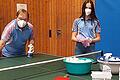 Abteilungsleiter Hubert Katzenberger (von links) mit Jugendspielerin Greta Besarab und Frauenwart Johanna Beck beim Reinigen der Bälle und Tische.