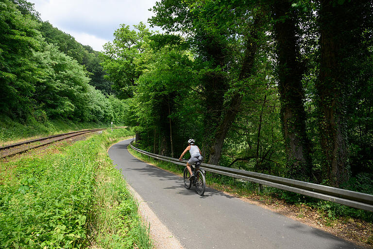 Zwischen Gleisen und Fluss schlängelt sich die Straße in Richtung Rossmühle. Müde, kleine Radfahrerinnen und Radfahrer können an mehreren Stationen mit der Saaletalbahn abkürzen. Zwischen Gleisen und Fluss schlängelt sich die Straße in Richtung Rossmühle. Müde, kleine Radfahrerinnen und Radfahrer können an mehreren Stationen mit der Saaletalbahn abkürzen.