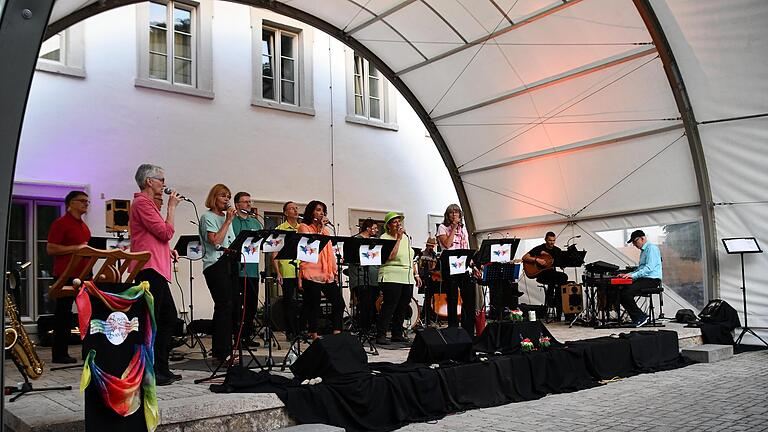 Es mussten sogar noch Stühle beigholt werden, um die 400 Gäste unterzubringen. - Es mussten sogar noch Stühle beigholt werden, um die 400 Gäste unterzubringen. Es mussten sogar noch Stühle beigholt werden, um die 400 Gäste unterzubringen. - Es mussten sogar noch Stühle beigholt werden, um die 400 Gäste unterzubringen.