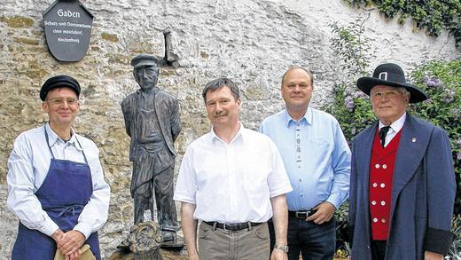 Geschichtsbewusstes Gochsheim. Eigentlich müsste der neue Zwiefltrater Erich Deppert (links) seine Demmelbrieter an den Füßen und nicht in den Händen tragen, aber die Teile sind original und viel zu historisch, um darauf herumzutreten. Von links Erich Deppert, der Zwiefltrater vom Brunnen, Reinhold Lamprecht vom Verein für Gartenbau und Landespflege, Bürgermeister Wolfgang Widmaier und „Reichschultheiß“ Leo Jäger. Geschichtsbewusstes Gochsheim. Eigentlich müsste der neue Zwiefltrater Erich Deppert (links) seine Demmelbrieter an den Füßen und nicht in den Händen tragen, aber die Teile sind original und viel zu historisch, um darauf herumzutreten. Von links Erich Deppert, der Zwiefltrater vom Brunnen, Reinhold Lamprecht vom Verein für Gartenbau und Landespflege, Bürgermeister Wolfgang Widmaier und „Reichschultheiß“ Leo Jäger.