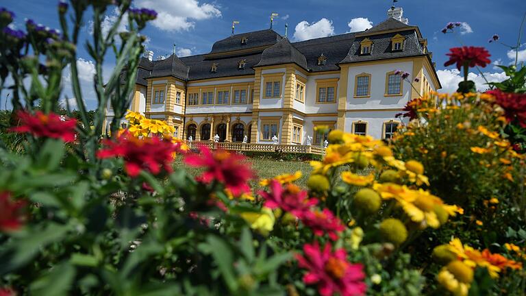 Im Garten des Schlosses Veitshöchheim werden im Verlauf des Frühjahrs die Beete neu bepflanzt und die Blumen landen auf dem Kompost. Warum?