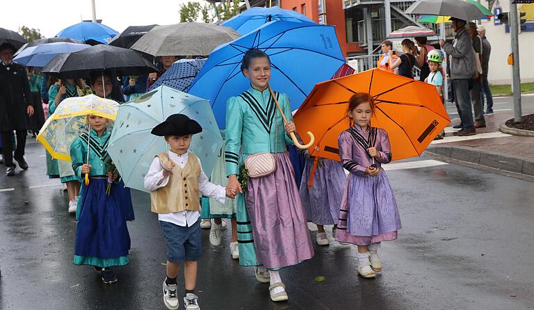 Der Festzug zur 73. Laurenzi-Messe in Marktheidenfeld fand am Samstag bei wechselhaftem Wetter statt.