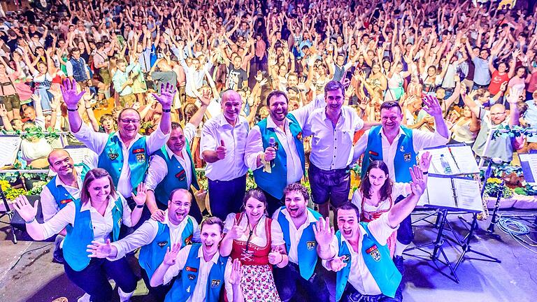 Die Aalbachtaler sind eine der bekanntesten Partybands der Region - auf der Marktheidenfelder Laurenzi-Messe oder hier auf dem Würzburger Kiliani sind sie gerne gesehen.&nbsp;