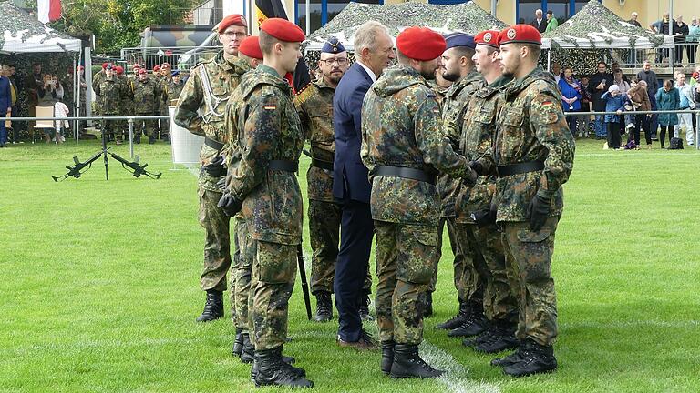 Oberstleutnant Marcel Oertel und Horst Herbert, der Bürgermeister von Kolitzheim, gratulierten den Rekruten zur abgeschlossenen Grundausbildung und zum feierlichen Gelöbnis.