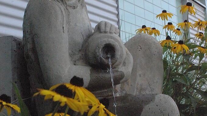 Badet im Blumenmeer: Hermann Amrheins Brunnenfigur.