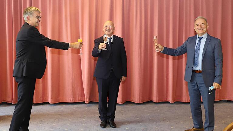Die feierliche Verabschiedung von Robert Keppner und die Vorstellung von Wolfgang Hilleprandt fand im Festsaal des Parkwohnstifts Bad Kissingen statt: (von links) Robert Keppner, ehemaliger Direktor des Parkwohnstiftes, Martin Ulses, Geschäftsführer der Parkwohnstift gGmbH und des AWO Bezirksverbandes Unterfranken, und Wolfgang Hilleprandt, neuer Direktor der Seniorenresidenz Parkwohnstift. Foto: Alexandra Seifert - Die feierliche Verabschiedung von Robert Keppner und die Vorstellung von Wolfgang Hilleprandt fand im Festsaal des Parkwohnstifts Bad Kissingen statt: (von links) Robert Keppner, ehemaliger Direktor des Parkwohnstiftes, Martin Ulses, Geschäftsführer der Parkwohnstift gGmbH und des AWO Bezirksverbandes Unterfranken, und Wolfgang Hilleprandt, neuer Direktor der Seniorenresidenz Parkwohnstift. Foto: Alexandra Seifert Die feierliche Verabschiedung von Robert Keppner und die Vorstellung von Wolfgang Hilleprandt fand im Festsaal des Parkwohnstifts Bad Kissingen statt: (von links) Robert Keppner, ehemaliger Direktor des Parkwohnstiftes, Martin Ulses, Geschäftsführer der Parkwohnstift gGmbH und des AWO Bezirksverbandes Unterfranken, und Wolfgang Hilleprandt, neuer Direktor der Seniorenresidenz Parkwohnstift. Foto: Alexandra Seifert - Die feierliche Verabschiedung von Robert Keppner und die Vorstellung von Wolfgang Hilleprandt fand im Festsaal des Parkwohnstifts Bad Kissingen statt: (von links) Robert Keppner, ehemaliger Direktor des Parkwohnstiftes, Martin Ulses, Geschäftsführer der Parkwohnstift gGmbH und des AWO Bezirksverbandes Unterfranken, und Wolfgang Hilleprandt, neuer Direktor der Seniorenresidenz Parkwohnstift. Foto: Alexandra Seifert