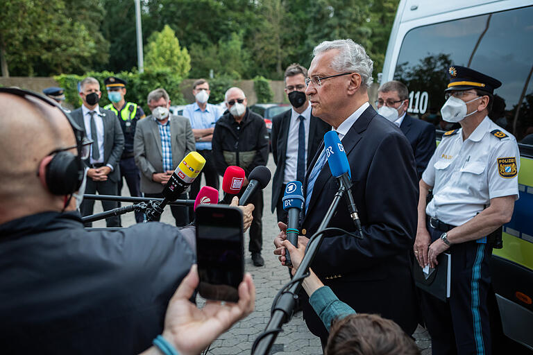 Innenminister Joachim Herrmann bei der Pressekonferenz zur Messerattacke am Freitag in Würzburg.