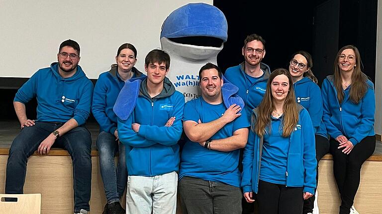 Das KJR-Team nach der Vollversammlung mit ihrem Maskottchen Walter Wa(h)lfisch: Felix Fröhner (von hinten links), Tina Vierheilig, Walter Wa(h)lfisch, Maximilian Pfister, Mona Voll, Julia Bergman und vorne von links Raphael Angermüller, Paul Rokitta und Mina Friedlein. Das KJR-Team nach der Vollversammlung mit ihrem Maskottchen Walter Wa(h)lfisch: Felix Fröhner (von hinten links), Tina Vierheilig, Walter Wa(h)lfisch, Maximilian Pfister, Mona Voll, Julia Bergman und vorne von links Raphael Angermüller, Paul Rokitta und Mina Friedlein.