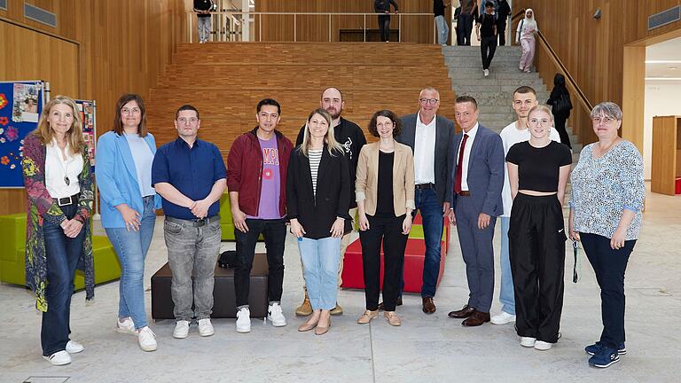 Rita Weiß zusammen mit Kristin Weißenberger, Dennis Szabo, Mahdi Razai, Christine Scheuring, Fabian Thüncher, Franziska Lutz, Joachim Sagstetter, Karl Straub, Benjamin Gallagher, Chantal Brietzke und Yvonne Illing Rita Weiß zusammen mit Kristin Weißenberger, Dennis Szabo, Mahdi Razai, Christine Scheuring, Fabian Thüncher, Franziska Lutz, Joachim Sagstetter, Karl Straub, Benjamin Gallagher, Chantal Brietzke und Yvonne Illing