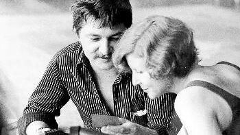 1972 in Venedig: Irm Hermann ...       -  ... im Gespräch mit Rainer Werner Fassbinder.