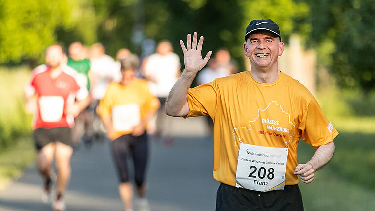 Rund 1400 Teilnehmer beim iWelt Firmenlauf am Mittwoch 25.05.22 in Eibelstadt.