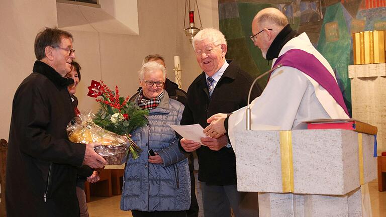 Christa und Norbert Hüttner haben sich 42 Jahre lang als Mesner um die Stadelschwarzacher Kirche gekümmert. Nun wurden sie mit einem Geschenkkorb, den&nbsp;Josef Müller (links) überreichte, und einer Urkunde von Bischof Franz Jung samt Ehrennadel, welche Diakon Uwe Rebitzer (rechts) übergab, verabschiedet.