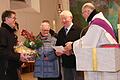 Christa und Norbert Hüttner haben sich 42 Jahre lang als Mesner um die Stadelschwarzacher Kirche gekümmert. Nun wurden sie mit einem Geschenkkorb, den&nbsp;Josef Müller (links) überreichte, und einer Urkunde von Bischof Franz Jung samt Ehrennadel, welche Diakon Uwe Rebitzer (rechts) übergab, verabschiedet.