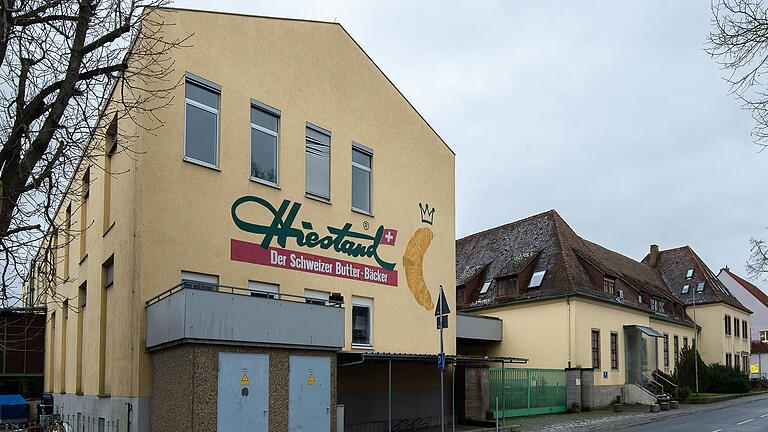 Die beiden Besitzer des früheren Butterwerks in Gerolzhofen haben der Stadt angeboten, in dem Gebäudetrakt links im Bild eine Kindertagesstätte einzurichten. Die Stadt könnte diese dann mieten. Die beiden Besitzer des früheren Butterwerks in Gerolzhofen haben der Stadt angeboten, in dem Gebäudetrakt links im Bild eine Kindertagesstätte einzurichten. Die Stadt könnte diese dann mieten.