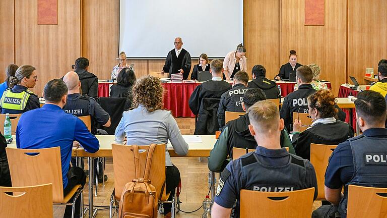 Eine deutschlandweite Metall-Diebesbande in Würzburg vor Gericht. Wegen der vielen Beteiligten und Beamten im Raum wurde der Prozess in einen größeren Saal im Haus des CVJM verlegt.