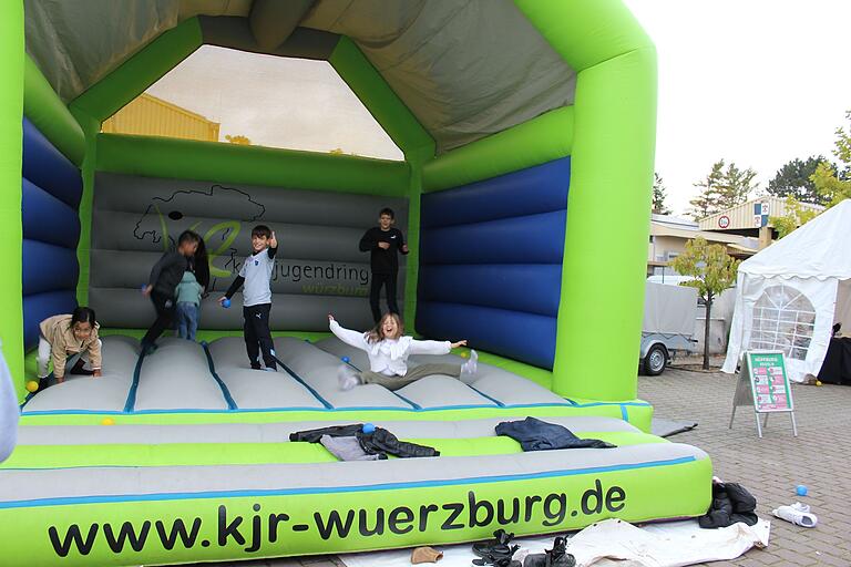 Beim Herbstfest des muslimischen Bildungs- und Kulturvereins in Karlstadt hatten auch die Kleinen ihren Spaß. Beim Herbstfest des muslimischen Bildungs- und Kulturvereins in Karlstadt hatten auch die Kleinen ihren Spaß.