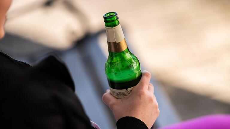 Illustration - Alkoholkonsum von Kindern und Jugendlichen       -  Ausschweifendes Alkohol trinken nimmt laut einer Studie bei jungen Leuten wieder zu. (Archivbild)