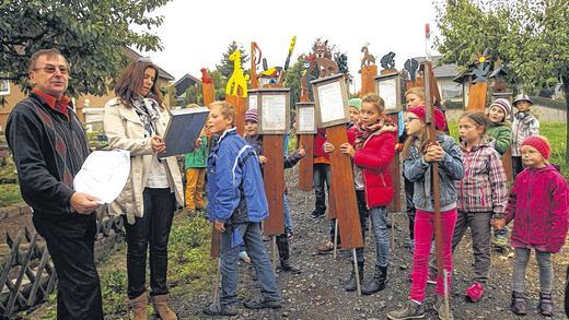 In einem Zug trugen die Schüler ihre Tafeln von der Schule zur Streuobstwiese; Peter Kirchner und Antje Schorn. FOTO Günther Geiling In einem Zug trugen die Schüler ihre Tafeln von der Schule zur Streuobstwiese; Peter Kirchner und Antje Schorn. FOTO Günther Geiling