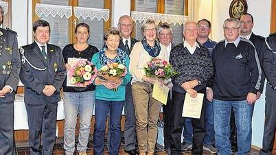 Verdiente Mitglieder zeichnete der Schützenverein Partenstein aus (von links): Rudi Mnich (40 Jahre), Thomas Bickel, Karla Staab (bronzene Verdienstmedaille), Monika Mnich (goldene Verdienstmedaille), Rudi Haug (40 Jahre), Herta Gläser (Verdienstnadel des BSSB), Otto Kunkel (40 Jahre), Herbert Amend (50 Jahre), Willi Heinsen (25 Jahre), Horst Wagner (50 Jahre), Marco Stegerwald (bronzene Verdienstmedaille) sowie Alexander Harth (25 Jahre).