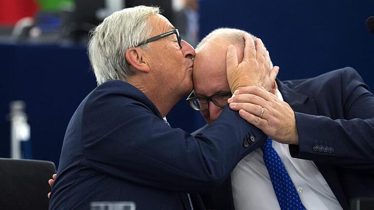 FRANCE-EU-POLITICS-PARLIAMENT       -  EU-Kommissionspräsident Jean-Claude Juncker küsst Vizepräsident Frans Timmermans im Europaparlament in Straßburg.