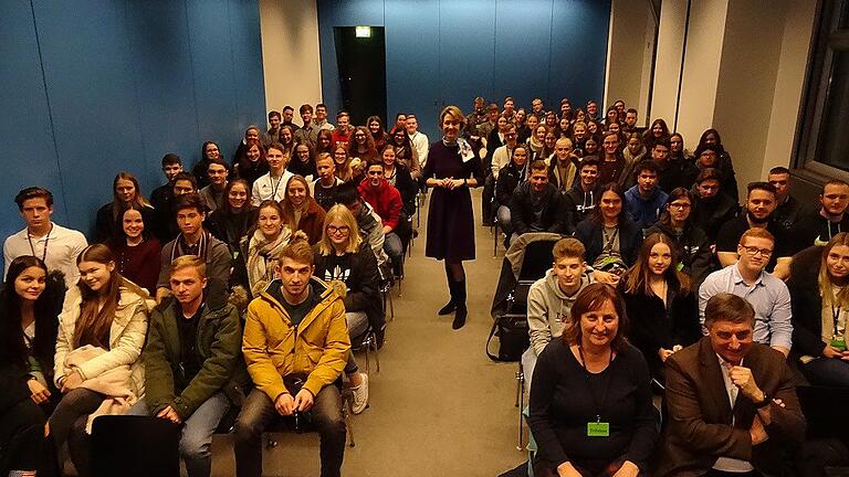 Schüler und Lehrer des LSH zusammen mit der Bundestagsabgeordneten Anja Weisgerber.