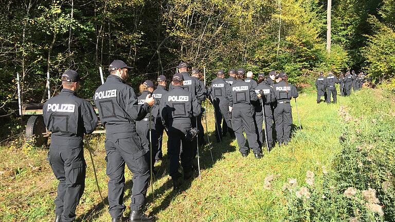 Symbolbild: Einsatzkräfte der Bereitschaftspolizei Würzburg bei einer Vermisstensuche. Symbolbild: Einsatzkräfte der Bereitschaftspolizei Würzburg bei einer Vermisstensuche. 