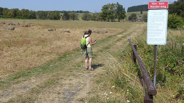 Besucher in der Rhön sollen sich nicht am Handy orientieren, sondern die Beschilderung im Naturschutzgebiet beachten