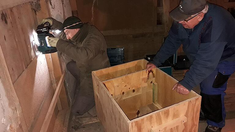 So groß ist ein Schleiereulenkasten. Hier wird ein solcher auf einem Dachboden in Messenfeld (Lkr. Lichtenfels) angebracht. So groß ist ein Schleiereulenkasten. Hier wird ein solcher auf einem Dachboden in Messenfeld (Lkr. Lichtenfels) angebracht.