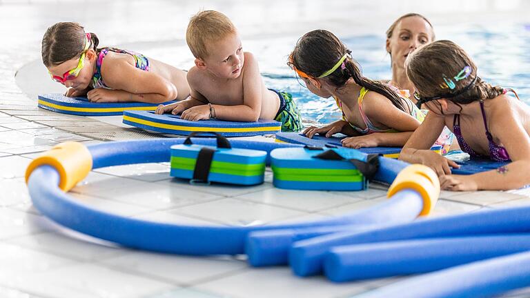 Mit verschiedenen Utensilien lernen die Kinder im Kurs von Ramona Weidinger spielerisch die richtigen Beinbewegungen.