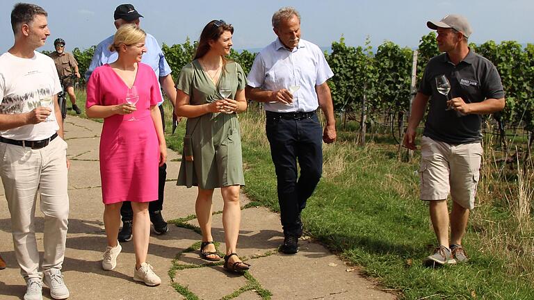 Rundgang der Grünen durch die Escherndorfer Weinberge mit (von links) Landtagskandidat Wolfgang Lenhard, Katharina Schulze (Fraktionsvorsitzende der Grünen im Landtag), Landtagskandidatin Marlies Dumbsky, dem Landtagsabgeordneten Paul Knoblach und dem Bio-Winzer Daniel Sauer.