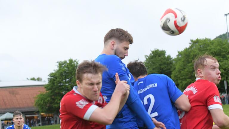 Der FC 06 Bad Kissingen sichert sich den Klassenerhalt       -  Exakt in dieser Szene kurz vor Spielende wuchtet Bad Kissingens Jonas Eschenbacher den Ball ins Bergrheinfelder Tor. Ein Treffer, der den Klassenerhalt bedeutete.