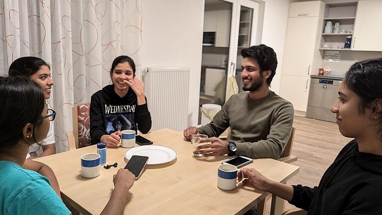Einige Azubis wohnen in einer leeren Station des Bischof-Scheele-Hauses, andere in einer WG in Veitshöchheim. Im Bild (v.l.) Alna Mariya, Ann Maria Thankachan, Anna Jose Peter, Jeevan George und Mariya Antony. Einige Azubis wohnen in einer leeren Station des Bischof-Scheele-Hauses, andere in einer WG in Veitshöchheim. Im Bild (v.l.) Alna Mariya, Ann Maria Thankachan, Anna Jose Peter, Jeevan George und Mariya Antony.