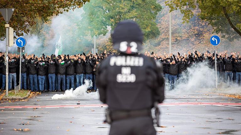 Fußball-Fans und Polizei       -  Wer bezahlt für Polizeikosten bei Hochrisikospielen?