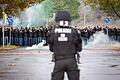 Fußball-Fans und Polizei       -  Wer bezahlt für Polizeikosten bei Hochrisikospielen?