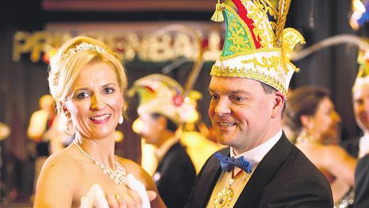 Prinzenball: Am Abend wurde im Hotel Maritim gefeiert: Prinz Stefan I. eröffnete mit Prinzessin Jeanette I. den Ball mit einem Wiener Walzer. Prinzenball: Am Abend wurde im Hotel Maritim gefeiert: Prinz Stefan I. eröffnete mit Prinzessin Jeanette I. den Ball mit einem Wiener Walzer.