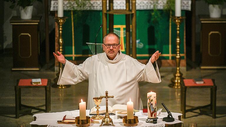 Christian Ammersbach hat im vergangenen Jahr mehrere Gottesdienste ohne die Priesterinsignien gehalten – hier in Büchold. Christian Ammersbach hat im vergangenen Jahr mehrere Gottesdienste ohne die Priesterinsignien gehalten – hier in Büchold.