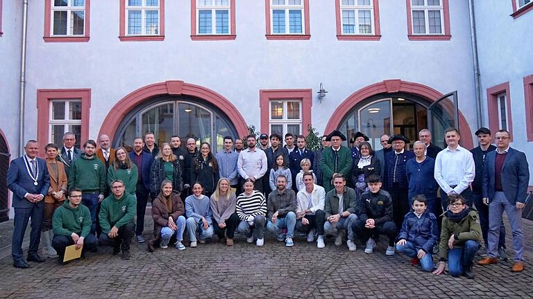 Für herausragende Erfolge im Jahr 2023 ehrten Bürgermeister Thomas Stamm (links), dritte Bürgermeisterin Susanne Rinno (zweite von links) sowie zweiter Bürgermeister Christian Menig (rechts) beim Neujahrsempfang der Stadt Marktheidenfeld zahlreiche Bürgerinnen und Bürger.