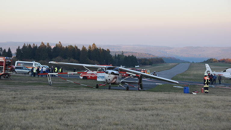 Tödlicher Flugunfall auf der Wasserkuppe       -  Das Kleinflugzeug hatte bei einer missglückten Landung auf Hessens höchstem Berg am Nachmittag eine Absperrung des Flugplatzes durchbrochen und Passanten auf einem Gehweg erfasst. Foto: Eckhard Heise