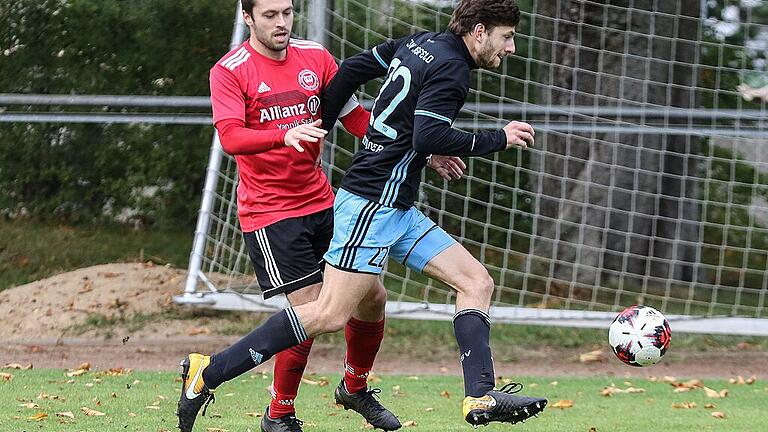 Der Schweinfurter Yannik Saal (links) im Zweikampf mit Moritz Renninger vom TSV Lengfeld.