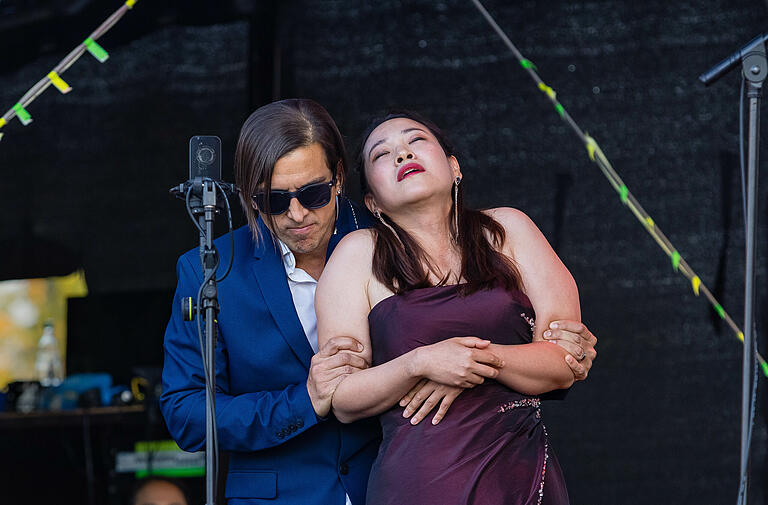 Don Giovanni (Hernan Atilio Vuga) und Donna Anna (Misun Kim) auf der Bühne des Kultursommers Schweinfurt.