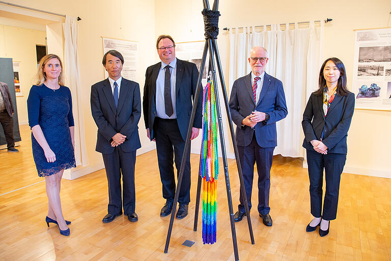 Gäste bei der Ausstellungseröffnung&nbsp;(v. l.):&nbsp;Bürgermeisterin Judith Jörg, Generalkonsul Nobutaka Maekawa, Udo Beireis von der Siebold-Gesellschaft, Strahlen-Experte Christoph Reiners und Vizekonsulin Keiko Toda -&nbsp;vor einer Kette aus gefalteten und zusammengebundenen Papier-Kranichen.