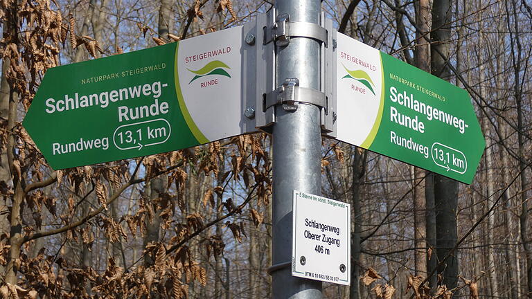 Gut beschildert ist der Schlangenweg als 13 Kilometer langer Rundwanderweg auf der Gemarkung Knetzgau. Gut beschildert ist der Schlangenweg als 13 Kilometer langer Rundwanderweg auf der Gemarkung Knetzgau.
