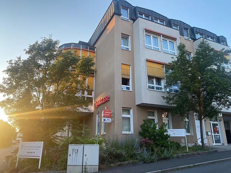 Im umgebauten ehemaligen Gemündener Krankenhaus in der Friedenstraße sind jetzt die Caritas-Sozialstation, die Sparkasse und der Pflegestützpunkt untergebracht. Im umgebauten ehemaligen Gemündener Krankenhaus in der Friedenstraße sind jetzt die Caritas-Sozialstation, die Sparkasse und der Pflegestützpunkt untergebracht.