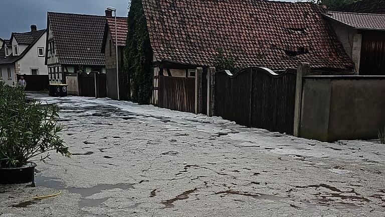 Am Freitagmorgen zog ein Unwetter über Trappstadt und Alsleben. Das Bild zeigt die Überschwemmung in der Wüstgasse in Alsleben.