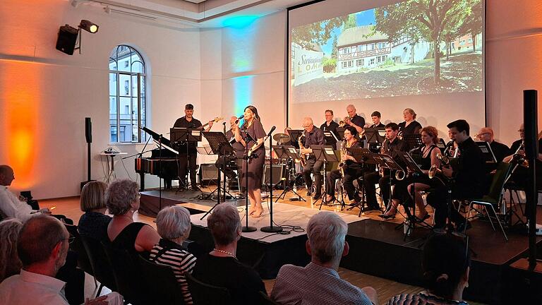 Die 'Swinging Lohr' Big Band bei ihrem Auftritt in der Alten Turnhalle.