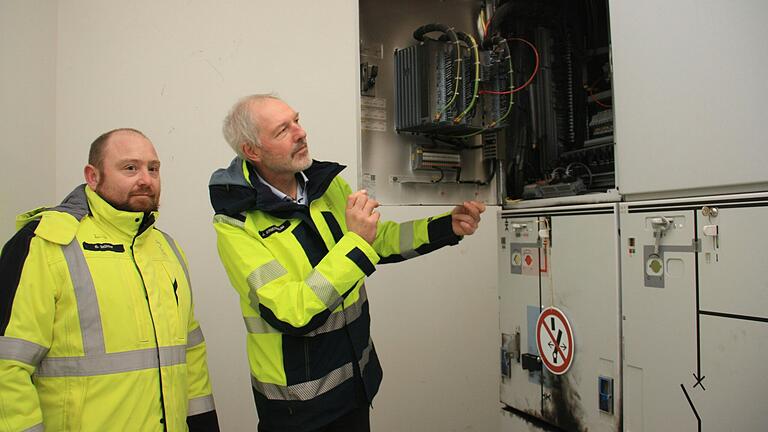 Jürgen Kriegbaum (rechts), geschäftsführender Vorstand der ÜZ Mainfranken, und Stefan Stühler, der Leiter des Krisenmanagements der ÜZ, betrachten den Schaden am betroffenen Schaltfeld. Jürgen Kriegbaum (rechts), geschäftsführender Vorstand der ÜZ Mainfranken, und Stefan Stühler, der Leiter des Krisenmanagements der ÜZ, betrachten den Schaden am betroffenen Schaltfeld.
