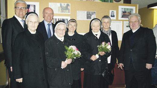 Blumen zum Abschied der Schwestern: Das Foto zeigt (hintere Reihe von links): Bürgermeister Bruno Altrichter, Landrat Thomas Habermann, Generaloberin Schwester Monika, Pfarrgemeinderatsvorsitzende Hildegard Schieber, Pfarrer Hans Beetz sowie (vorne von links): ehemalige Brendlorenzer Schwester Rositha, Schwester Margrit, Schwester Hildrun.